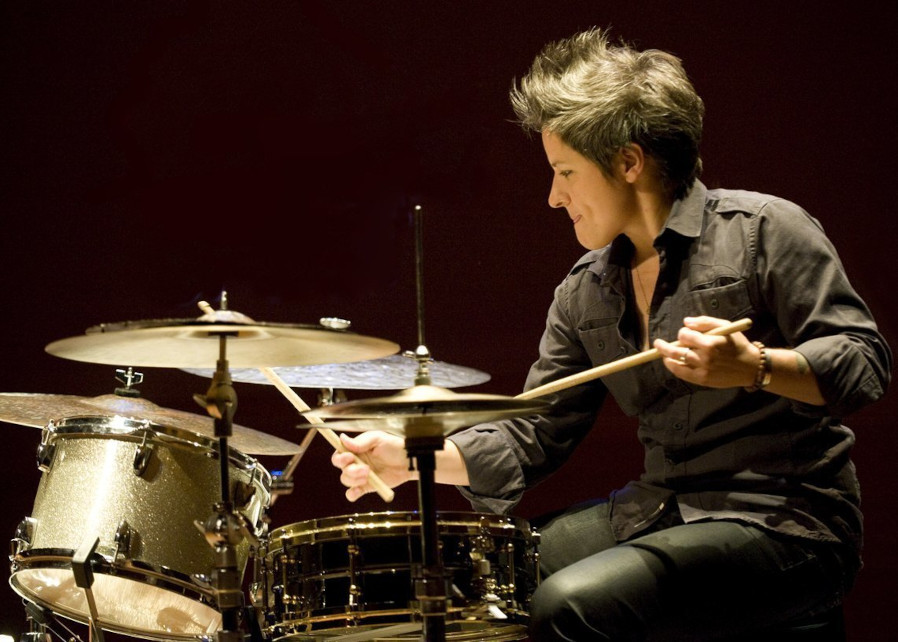 Baterista sim, e compositor também